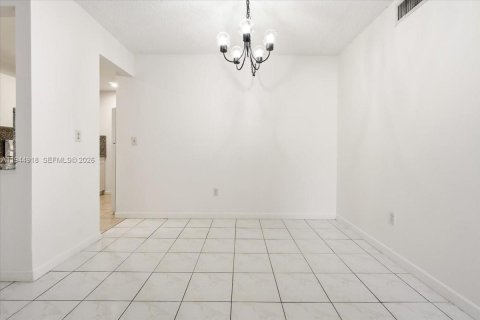 Condo in Miami, Florida, 2 bedrooms  № 2001431 - photo 7