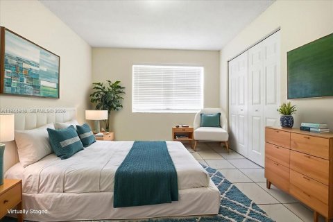 Condo in Miami, Florida, 2 bedrooms  № 2001431 - photo 17