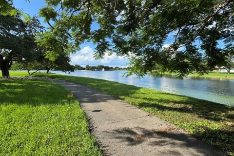 Condo in Miami, Florida, 2 bedrooms  № 2001431 - photo 21