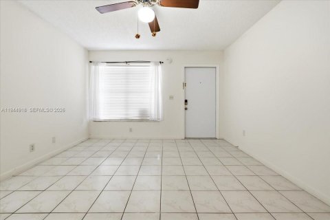 Condo in Miami, Florida, 2 bedrooms  № 2001431 - photo 3