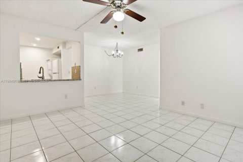 Condo in Miami, Florida, 2 bedrooms  № 2001431 - photo 4