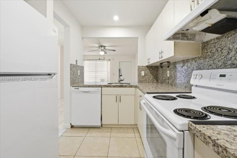 Condo in Miami, Florida, 2 bedrooms  № 2001431 - photo 10