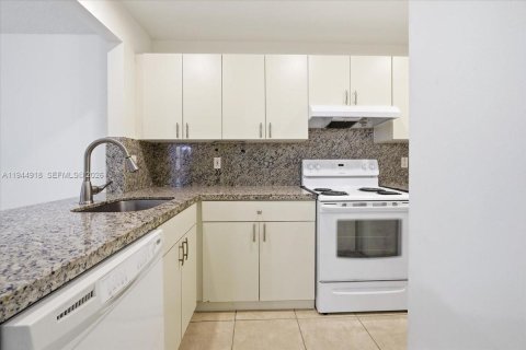 Condo in Miami, Florida, 2 bedrooms  № 2001431 - photo 9