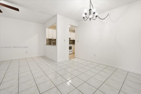 Condo in Miami, Florida, 2 bedrooms  № 2001431 - photo 8