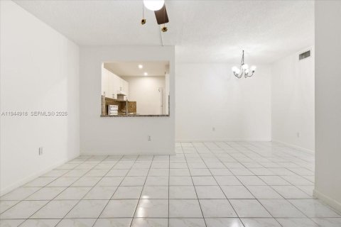 Condo in Miami, Florida, 2 bedrooms  № 2001431 - photo 5