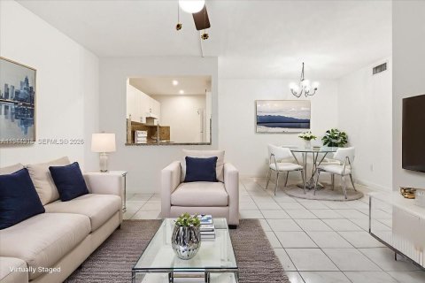 Condo in Miami, Florida, 2 bedrooms  № 2001431 - photo 6