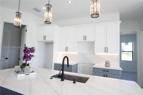 House in Lehigh Acres, Florida 3 bedrooms, 165.37 sq.m. № 2018696 - photo 11