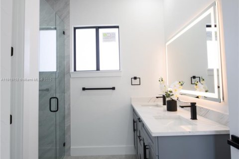 House in Lehigh Acres, Florida 3 bedrooms, 165.37 sq.m. № 2018696 - photo 15