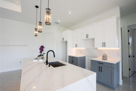 House in Lehigh Acres, Florida 3 bedrooms, 165.37 sq.m. № 2018696 - photo 10