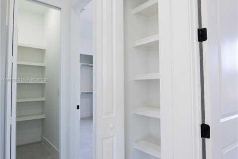 House in Lehigh Acres, Florida 3 bedrooms, 165.37 sq.m. № 2018696 - photo 23