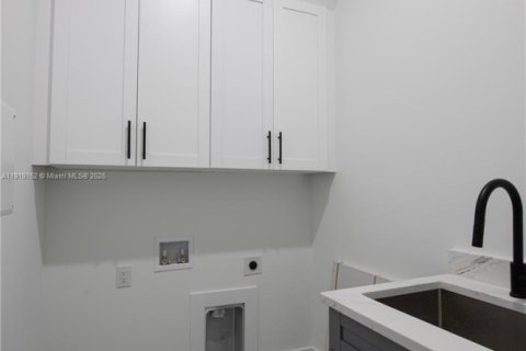 House in Lehigh Acres, Florida 3 bedrooms, 165.37 sq.m. № 2018696 - photo 27