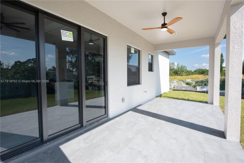 House in Lehigh Acres, Florida 3 bedrooms, 165.37 sq.m. № 2018696 - photo 30