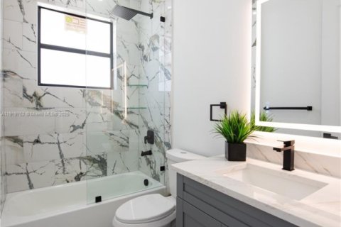 House in Lehigh Acres, Florida 3 bedrooms, 165.37 sq.m. № 2018696 - photo 22