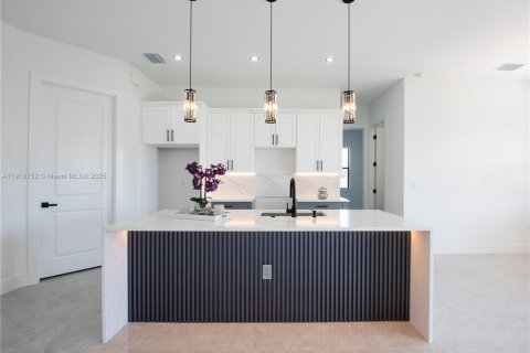 House in Lehigh Acres, Florida 3 bedrooms, 165.37 sq.m. № 2018696 - photo 8