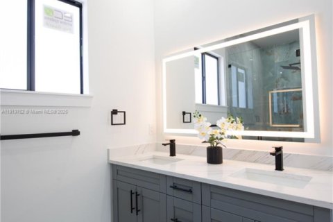 House in Lehigh Acres, Florida 3 bedrooms, 165.37 sq.m. № 2018696 - photo 16