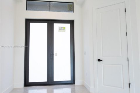 House in Lehigh Acres, Florida 3 bedrooms, 165.37 sq.m. № 2018696 - photo 3