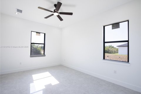 House in Lehigh Acres, Florida 3 bedrooms, 165.37 sq.m. № 2018696 - photo 13