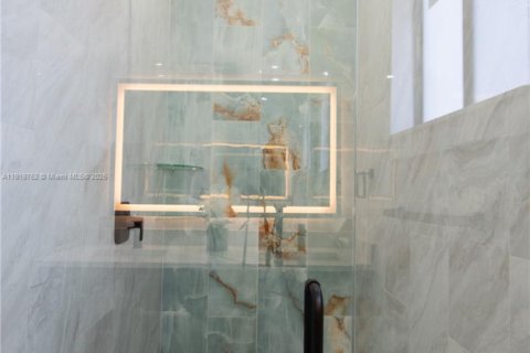 House in Lehigh Acres, Florida 3 bedrooms, 165.37 sq.m. № 2018696 - photo 18