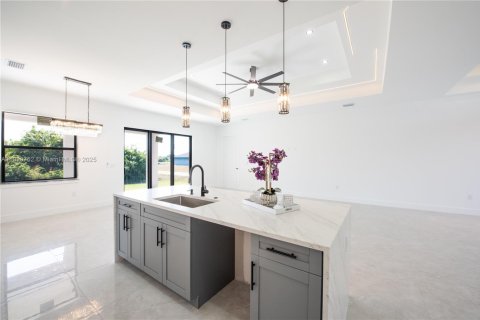 House in Lehigh Acres, Florida 3 bedrooms, 165.37 sq.m. № 2018696 - photo 9