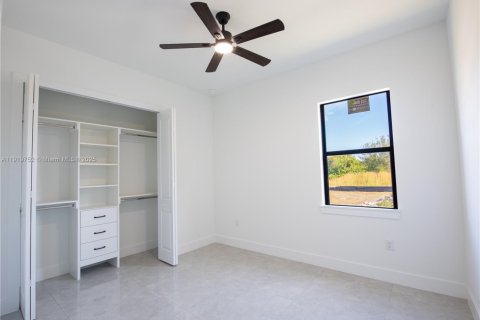 House in Lehigh Acres, Florida 3 bedrooms, 165.37 sq.m. № 2018696 - photo 25