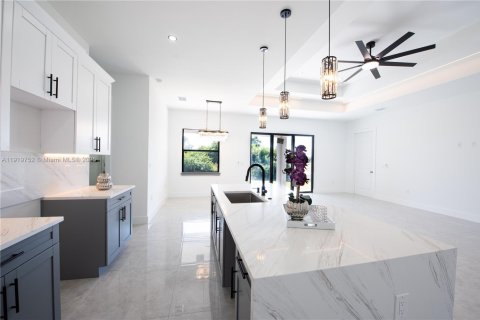 House in Lehigh Acres, Florida 3 bedrooms, 165.37 sq.m. № 2018696 - photo 7