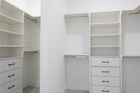 House in Lehigh Acres, Florida 3 bedrooms, 165.37 sq.m. № 2018696 - photo 14