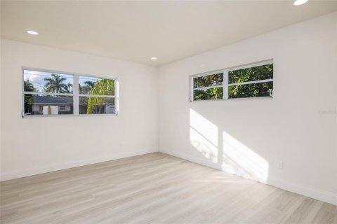 Villa ou maison à vendre à Saint Petersburg, Floride: 4 chambres, 195.65 m2 № 2143357 - photo 9