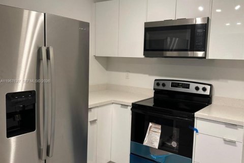Apartamento en alquiler en Miami, Florida, 2 dormitorios, 70.61 m2 № 2029714 - foto 3