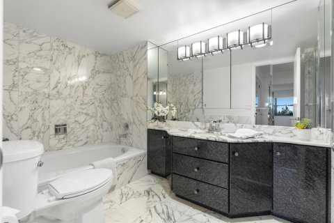 Condo in Lauderdale-by-the-Sea, Florida, 2 bedrooms  № 2370083 - photo 22