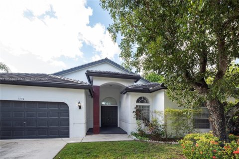 House in Coral Springs, Florida 4 bedrooms, 224.27 sq.m. № 1878952 - photo 1