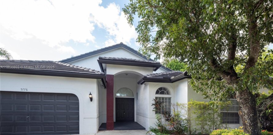 House in Coral Springs, Florida 4 bedrooms, 224.27 sq.m. № 1878952