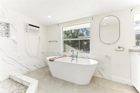 House in Saint Petersburg, Florida 3 bedrooms, 158.31 sq.m. № 1576733 - photo 18