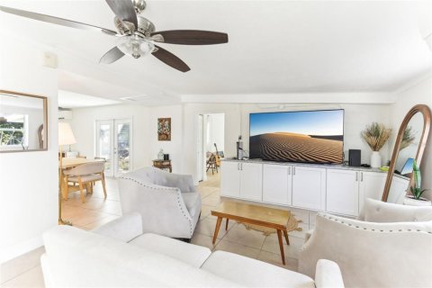 House in Saint Petersburg, Florida 3 bedrooms, 158.31 sq.m. № 1576733 - photo 11