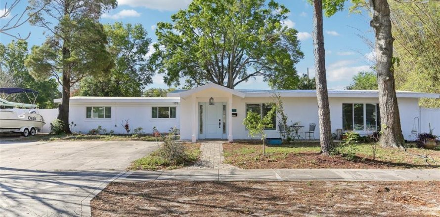 House in Saint Petersburg, Florida 3 bedrooms, 158.31 sq.m. № 1576733