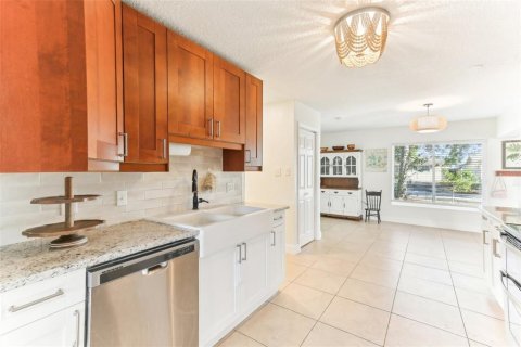 House in Saint Petersburg, Florida 3 bedrooms, 158.31 sq.m. № 1576733 - photo 9