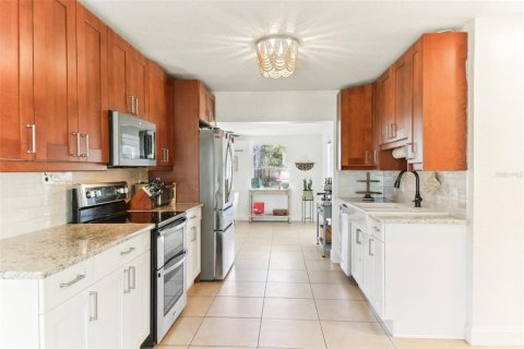 House in Saint Petersburg, Florida 3 bedrooms, 158.31 sq.m. № 1576733 - photo 7