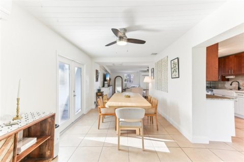 House in Saint Petersburg, Florida 3 bedrooms, 158.31 sq.m. № 1576733 - photo 5