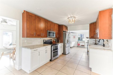 House in Saint Petersburg, Florida 3 bedrooms, 158.31 sq.m. № 1576733 - photo 6
