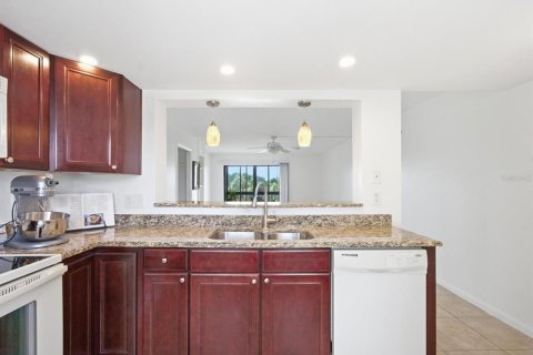 Condo in Tampa, Florida, 2 bedrooms № 2113952 - photo 11