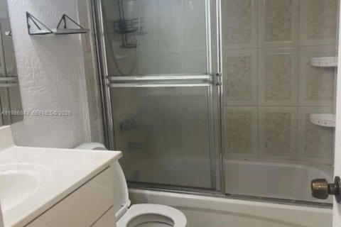 Condo in Miami, Florida, 1 bedroom  № 2253799 - photo 3