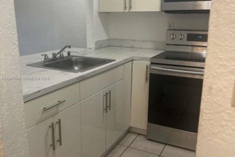 Condo in Miami, Florida, 1 bedroom  № 2253799 - photo 2
