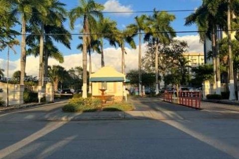 Condo in Miami, Florida, 1 bedroom  № 2253799 - photo 9