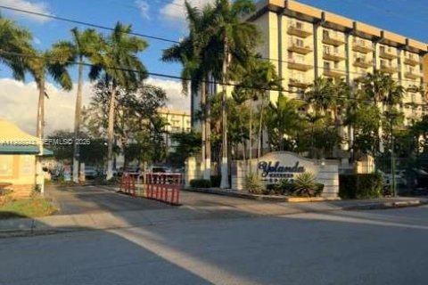 Condo in Miami, Florida, 1 bedroom  № 2253799 - photo 8