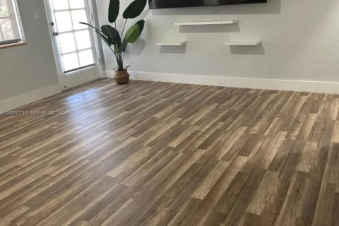 Condo in Miami, Florida, 2 bedrooms  № 2067655 - photo 3