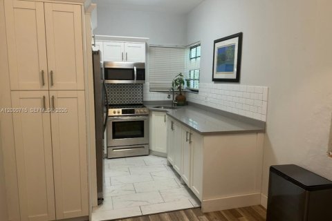 Condo in Miami, Florida, 2 bedrooms  № 2067655 - photo 2