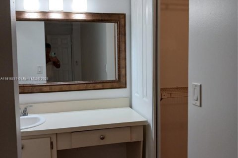 Condo in Coconut Creek, Florida, 2 bedrooms  № 1972794 - photo 10