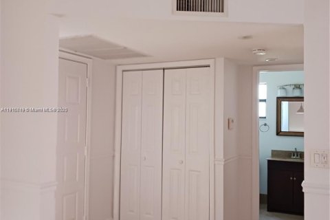 Condo in Coconut Creek, Florida, 2 bedrooms  № 1972794 - photo 1