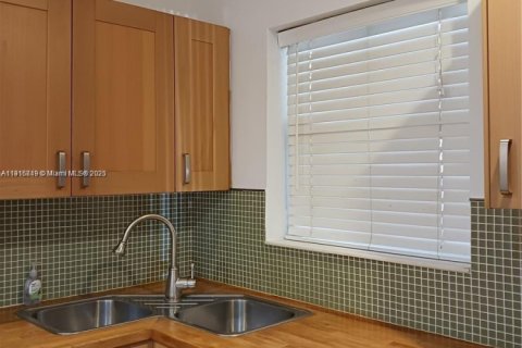 Condo in Coconut Creek, Florida, 2 bedrooms  № 1972794 - photo 7