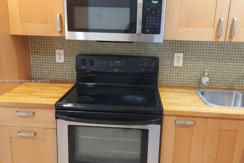 Condo in Coconut Creek, Florida, 2 bedrooms  № 1972794 - photo 5