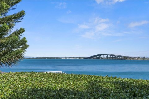 Condo in Miami, Florida, 1 bedroom  № 1926302 - photo 12